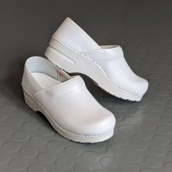 Sanita Professional Smooth Closed Clogs in White (1500006)